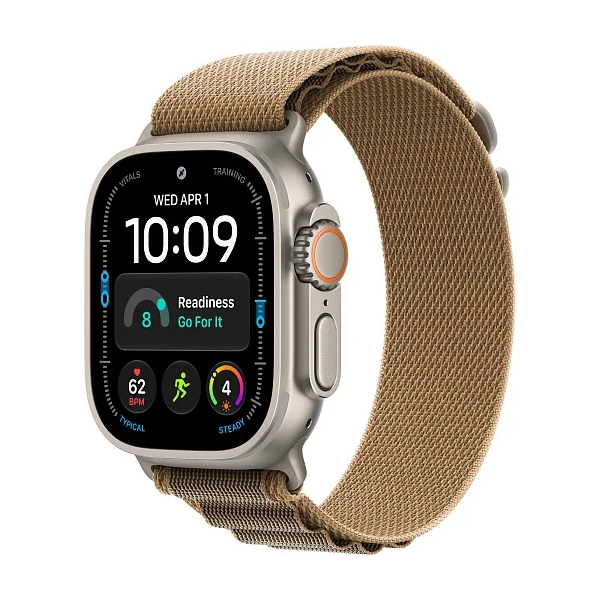 Apple Watch Ultra 4 49 мм Natural Titanium — часы целиком под углом с ремешком Desert Alpine Loop